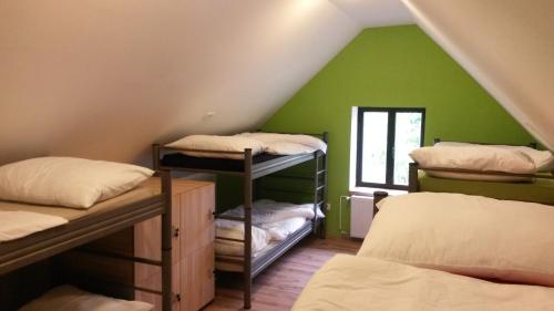 Giường tầng trong phòng chung tại Hostel Bovec