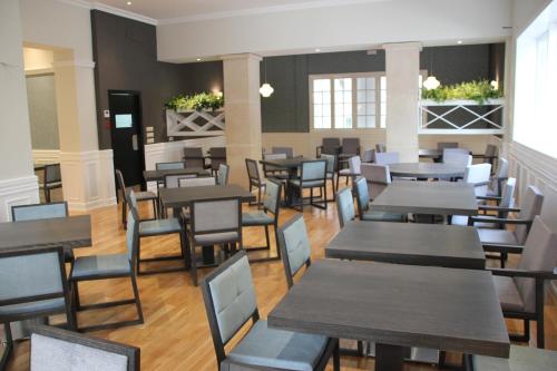 a restaurant with tables and chairs in a room at Hotel Parque Real in Ciudad Real