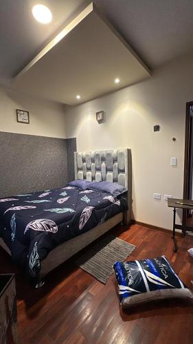 a bedroom with a bed in a room at Departamento de lujo domotizado en la mejor zona de Cochabamba, frente al Paseo Aranjuez in Cochabamba