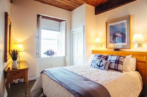 Postel nebo postele na pokoji v ubytování Newport Bay Club and Hotel