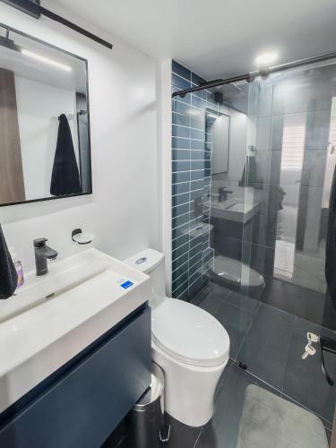 a bathroom with a toilet and a sink and a shower at Galería 305 in Cartago
