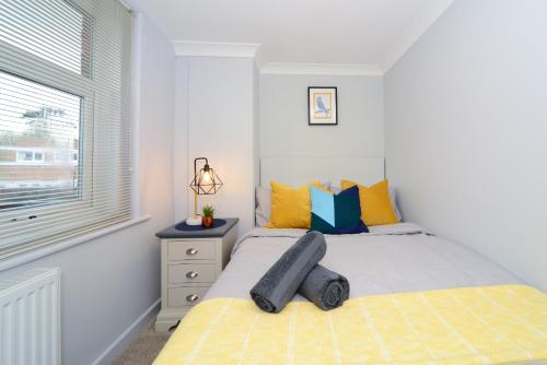 a bedroom with a bed and a window at Beautiful Apartment near Bournemouth, Poole & Sandbanks in Poole