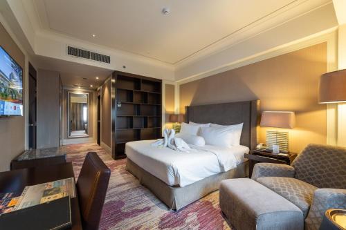 ein Hotelzimmer mit Bett und Wohnzimmer in der Unterkunft I Hotel Batam in Nagoya