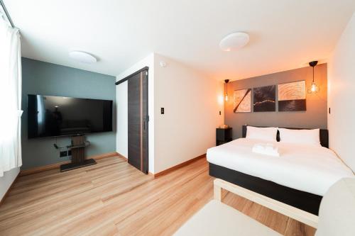 98 Square Meters, Best Location, Free Parking, Luxury 4 Floor Private House with Rooftop, 5 minutes walk to station