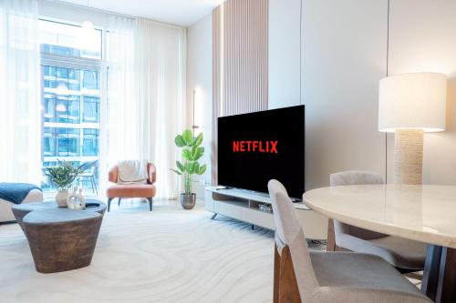 Luxurious 2 BR Apt in Park Gate - Near Metro