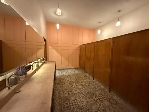 a bathroom with a row of sinks and wooden walls at Finca los ciervos in Apan
