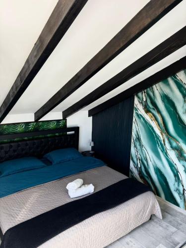 a bed with two white towels on top of it at Magia Muntelui in Rîmeţi