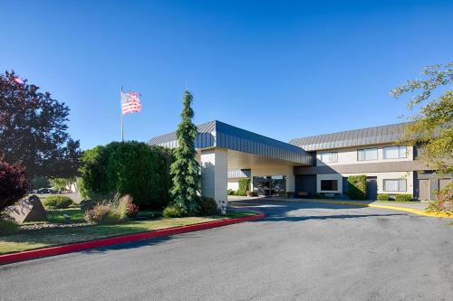 an empty parking lot in front of a building at Red Lion Templin's Hotel on the River in Post Falls
