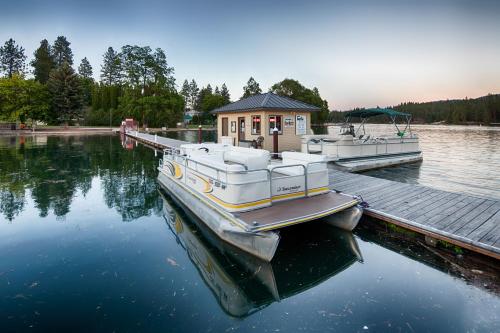 a small boat is docked at a dock at Red Lion Templin's Hotel on the River in Post Falls