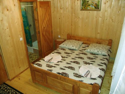 سرير أو أسرّة في غرفة في Sadyba Vasha Hata