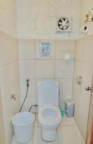 ein kleines Badezimmer mit Toilette und Waschbecken in der Unterkunft Yes Surf Siargao in General Luna