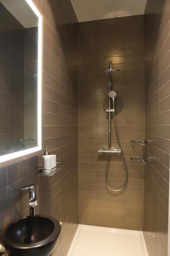 a bathroom with a black sink and a shower at ZevenVrijeDagen in Ghent