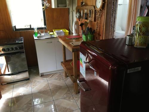Una cocina o cocineta en Cabañas Moai