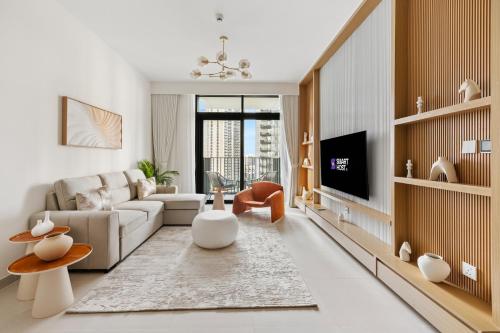 Modern Waterfront 1BR with Pool & Gym in Creek Harbour