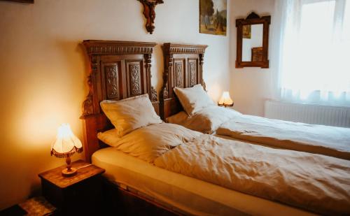 two beds sitting next to each other in a bedroom at Antik Porta-Hangulatos parasztház kerttel,borospincével és infraszaunával in Szakony