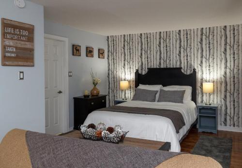 a bedroom with a large bed and a couch at Mountain Side Studio at The Blue Mountains in Blue Mountains