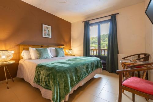 a bedroom with a large bed and a window at Conjunto Hotelero La Pasera in Soto de Cangas