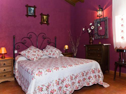 Un pat sau paturi într-o cameră la Las Cabañas de La Vera
