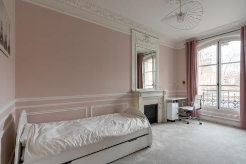 Bright And Spacious 3BDR Apt Near Eiffel Tower