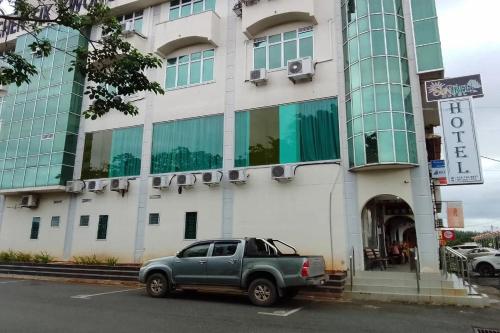 a green truck parked in front of a building at Sun Tree Hotel at Triang in Kampong Kerayong
