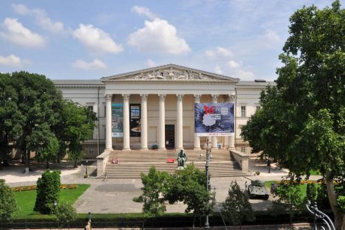 Central Apartment - Museum View