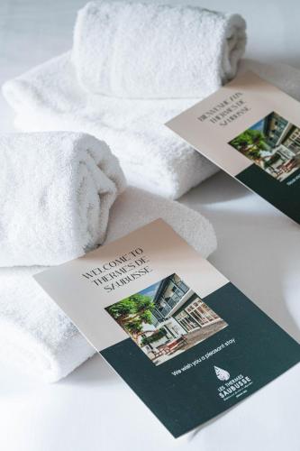 Logis Thermal في Saubusse: كتيبان موضوعان فوق كومة من المناشف
