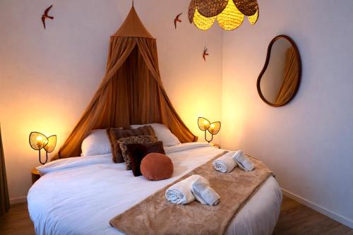 a bedroom with a bed with towels on it at Little Wild - Centre Ville in Saverne