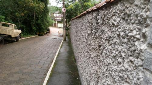 a stone wall on the side of a street at Casas de Temporada Conservatória in Conservatória