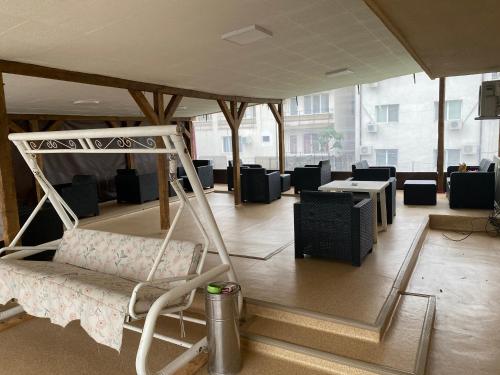 Casa Amos في كوستينيشت: أرجوحة في غرفة بها طاولة وكراسي