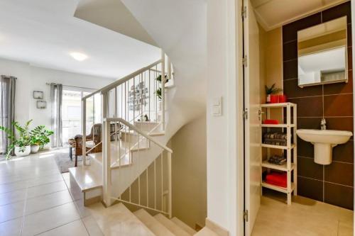 a bathroom with a staircase and a sink at Bungalow Montesol con Vistas al Mar y Montaña in Calpe