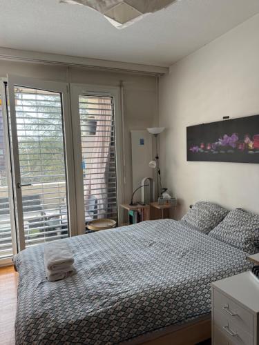 Double room and private bath in a shared flat, quiet, close to the UN and airport