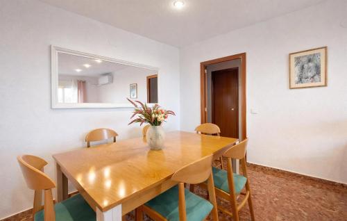 Lovely Apartment In Valencia With House Sea View