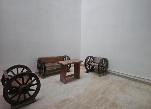 two wooden wheels and a bench in a room at Maisonette Gzira in Il-Gżira