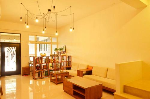 a living room with a couch and a table at 蔚藍白鷺民宿 in Donggang