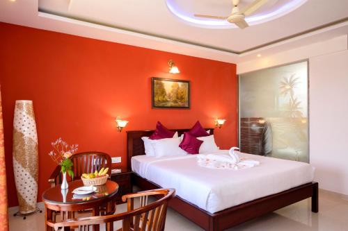 - une chambre avec un lit et une table avec des chaises dans l'établissement Praia Da Oura - Boutique Resort, à Majorda
