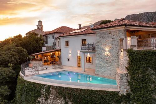 Castle with Stunning Views by AneoTravel