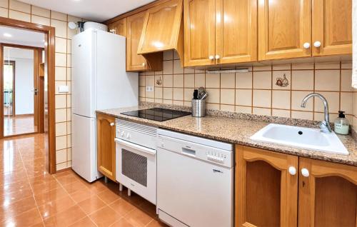 Lovely Apartment In Valencia With House Sea View