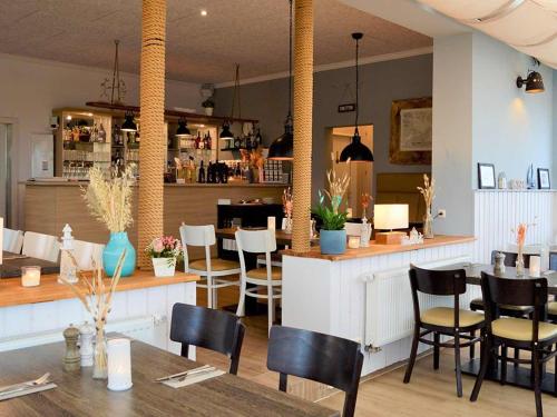 a restaurant with a table and chairs and a bar at Ostseeferienpark Walkyrien in Schashagen