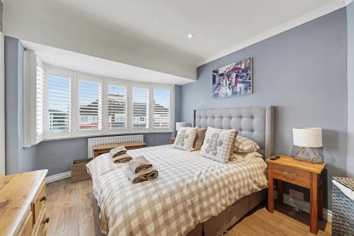 a bedroom with a bed and a window at Finest Retreats - Twickers Townhouse in Whitton
