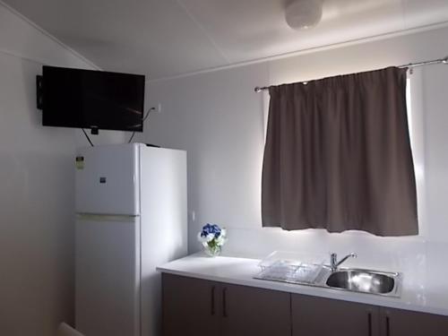 Кухня или мини-кухня в Oakridge Motel Tourist Park
