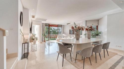 VACATION MARBELLA I La Alzambra Peaceful Hideaway with Sea views, Close to Puerto Banus, Large Communal Pool, Luxury Renovated Interiors, Sun-Drenched Terrace