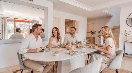 VACATION MARBELLA I La Alzambra Peaceful Hideaway with Sea views, Close to Puerto Banus, Large Communal Pool, Luxury Renovated Interiors, Sun-Drenched Terrace