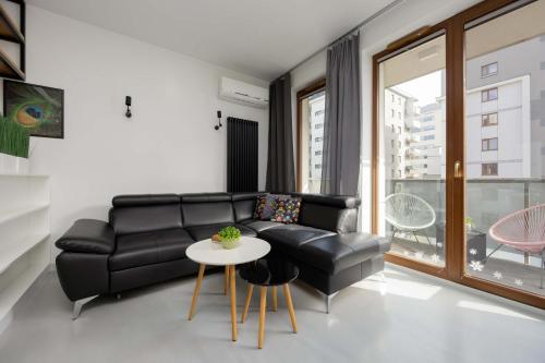 Air-conditioned Apartment with Balcony in Warsaw by Noclegi Renters