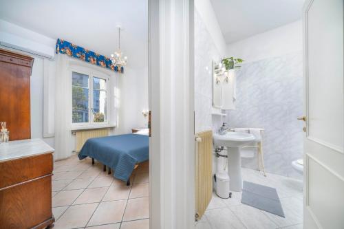 a bedroom with a bed and a sink and a bathroom at Residence in Villa Giulia in Grado