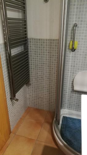 ein Badezimmer mit Dusche, Toilette und Waschbecken in der Unterkunft Carudo in Llafranc