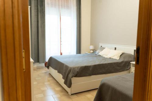 a bedroom with a bed and a window at Casa Solemare Strongoli in Marina di Strongoli