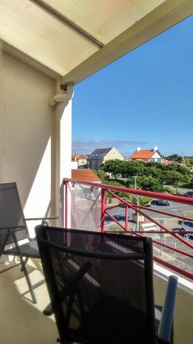 un balcon avec une chaise et une vue sur l'océan dans l'établissement Appartement vue mer Sion-sur-l'Océan, à Saint-Hilaire-de-Riez
