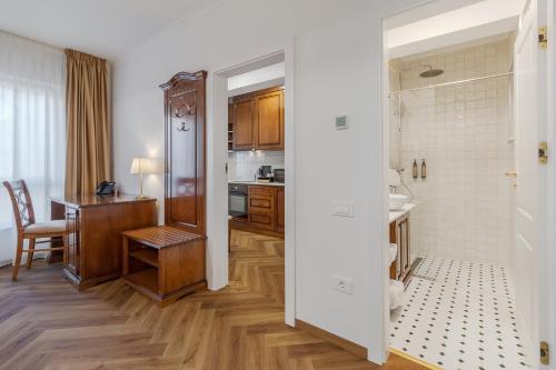 eine Küche mit Tisch und Schreibtisch in einem Zimmer in der Unterkunft Casa Doseanu in Oradea