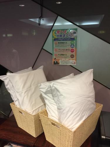 two pillows sitting on top of a table at HOTEL CROWN HILLS FUJINOMIYA in Fujinomiya