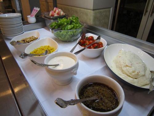 長岡市にある長岡グランドホテルのカウンターの上に食べ物が並んだビュッフェ